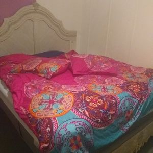 Queen size duvet cover and 2 pillow cases.